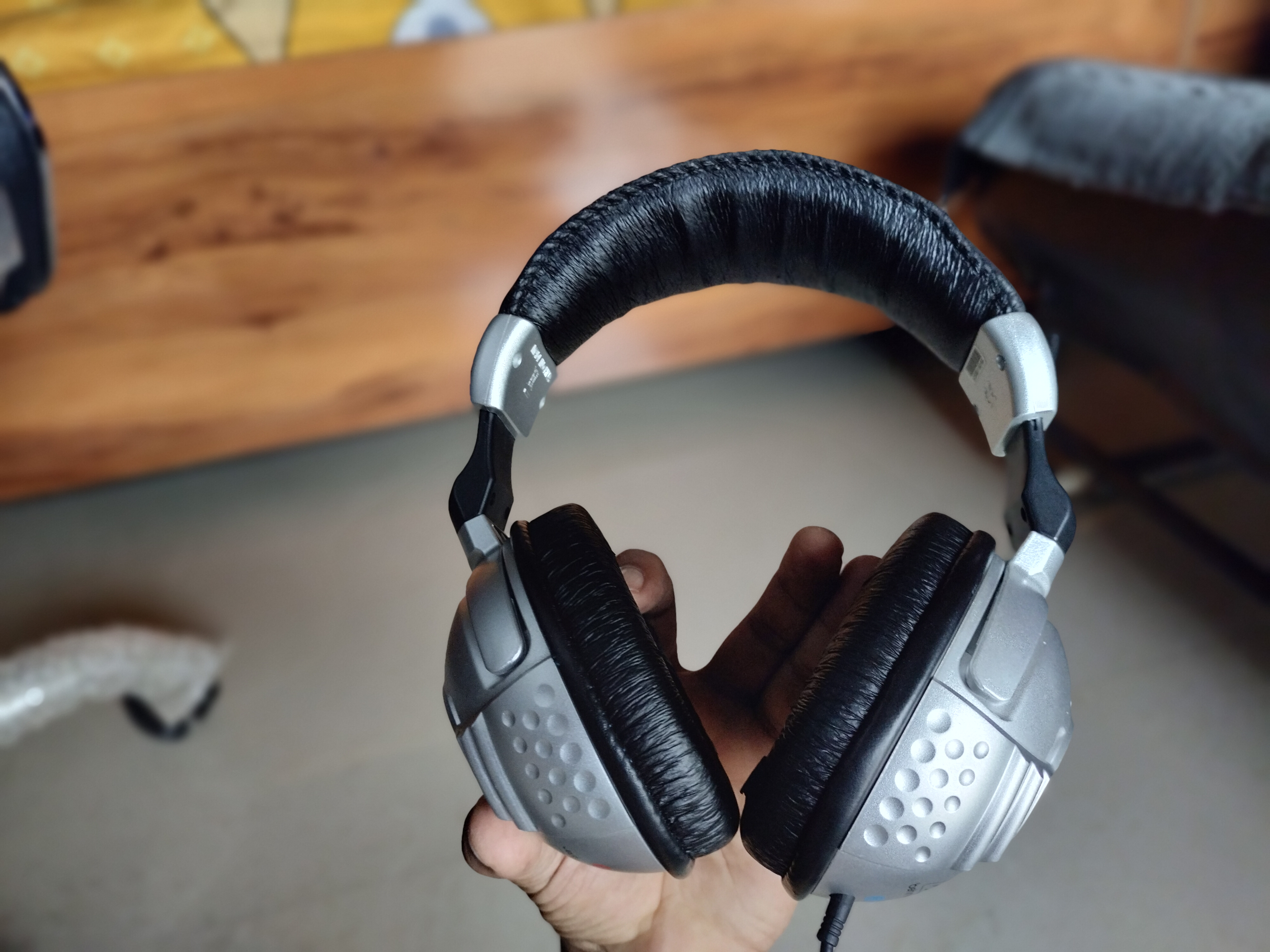 સ્ટુડિયો હેડફોન - ઓલ્ડ વસ્તુઓની ખરીદી અને વેચાણ